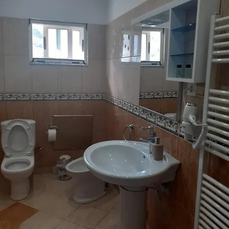 بيت ضيافة Krishen Përmet